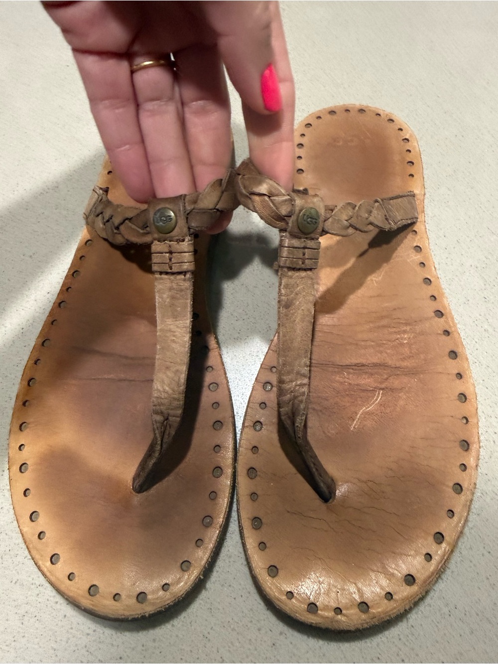UGG women's size 9 Tan leather Braided T-Strap Sandals /flip flops